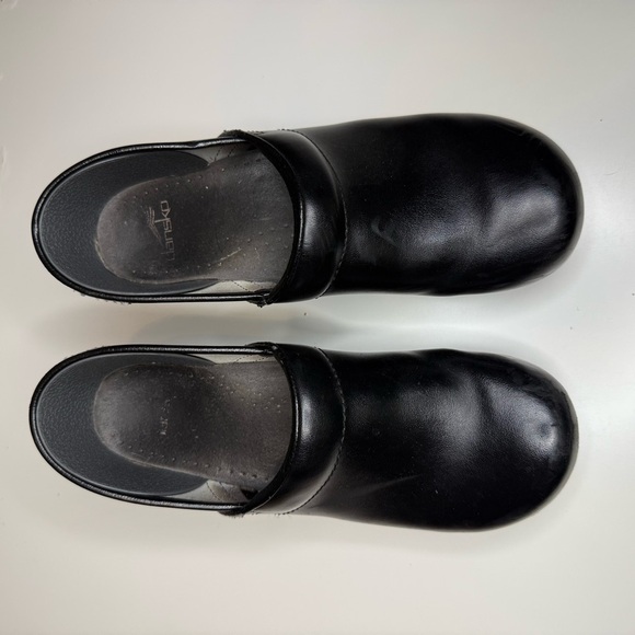 Dansko Black Leather Mules Size 40, GUC see photos for wear on toe and heel - Picture 1 of 6